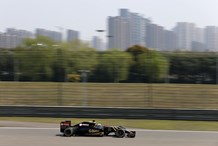 Jolyon Palmer - Formula One Chinese Grand Prix - Free Practice One (6)