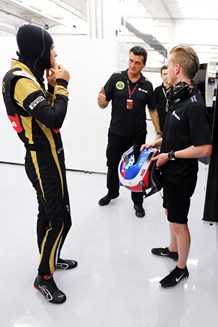 Jolyon Palmer - Formula One Bahrain Grand Prix - Free Practice One (2)